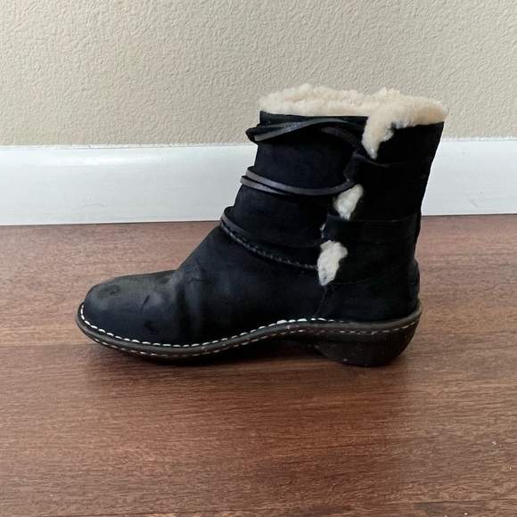 UGG Caspia Black Leather Lace Up Ankle Boots - Picture 9 of 12